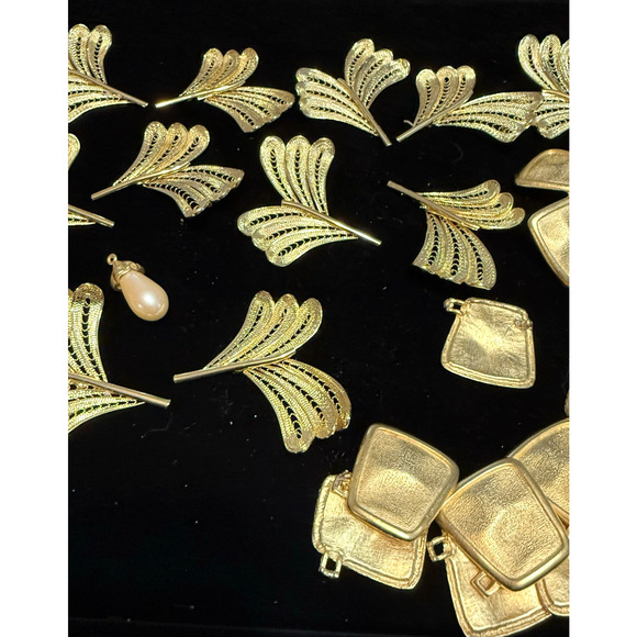 2 lb 4 oz Vintage Craft Jewelry Lot Gold Tone India Parts Beads Wings and Repair - Picture 5 of 16